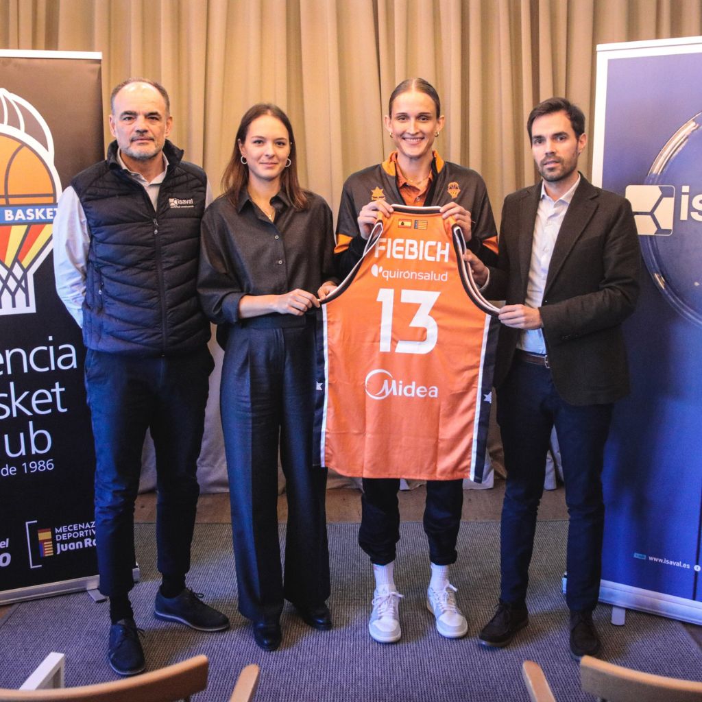 Leo Fiebich, nueva jugadora del Valencia Basket, presentada en Isaval en un acto lleno de compromiso y emoción