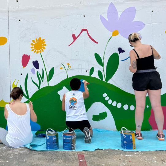 El CEIP Blasco Ibáñez de la Vall D’Uixó renueva la imagen de su patio con el apoyo de Isaval y la Fundación Punjab