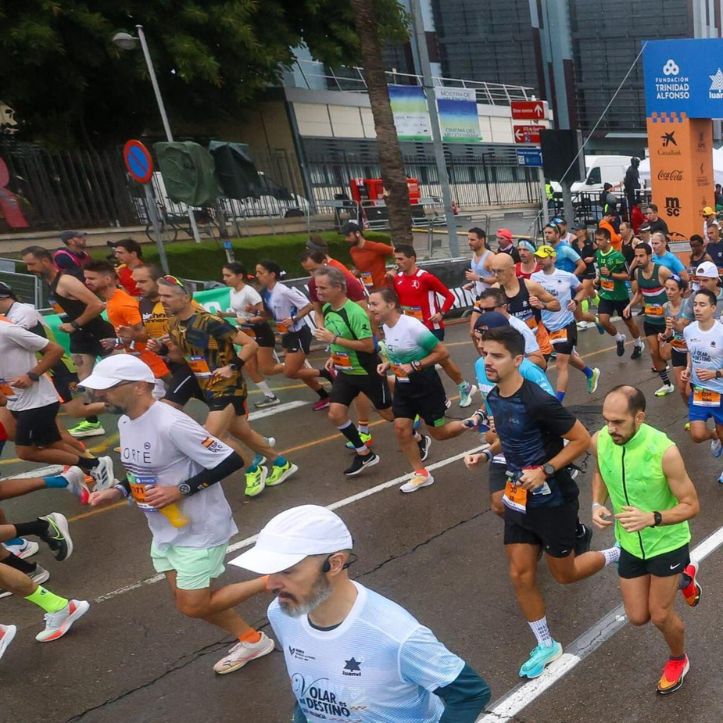 Isaval contribuye al éxito de la Media Maratón de Valencia 2024 con su línea de guía para participantes