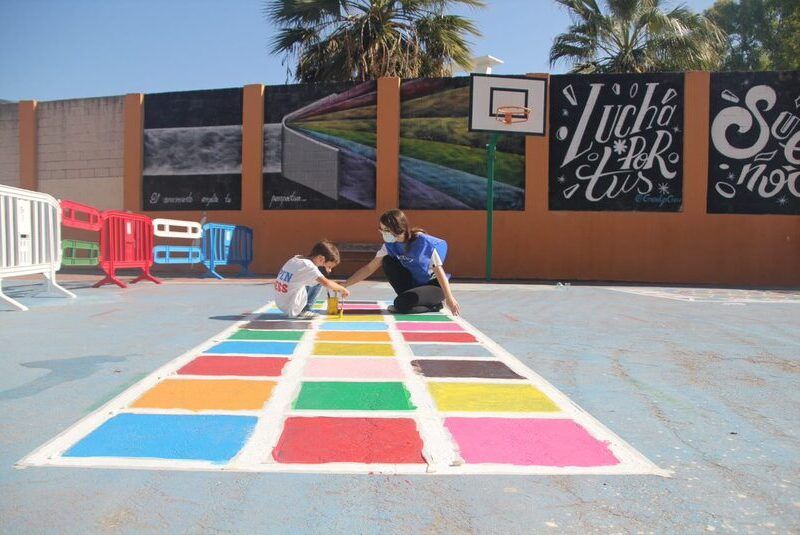 Pintar juegos en el suelo del patio