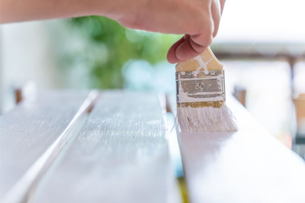 Cómo pintar muebles de blanco